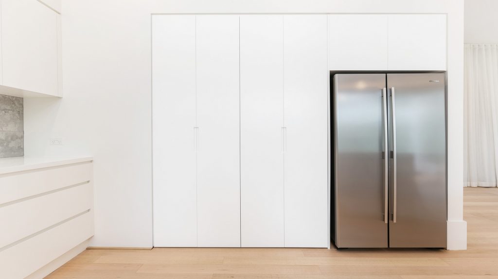 North Manly Sydney, Polyurethane streamline modern kitchen with a Quantum Quartz benchtop