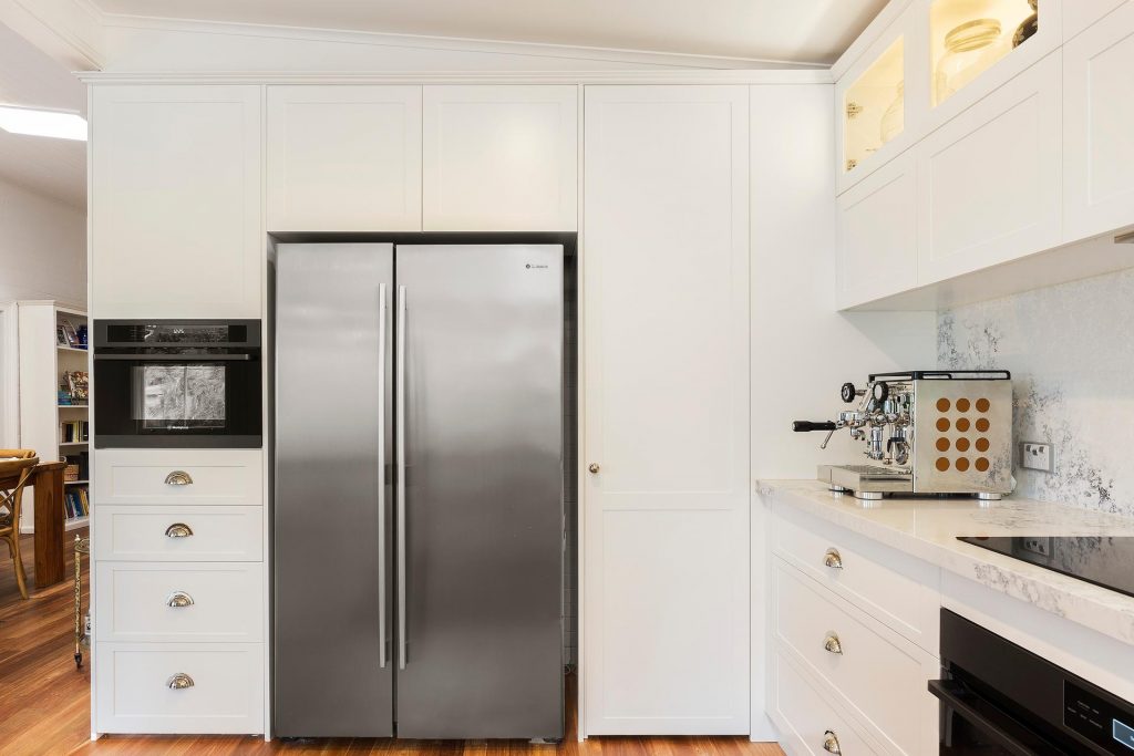 Point Claire, Satin Polyurethane Shaker style kitchen with a Monte Bianco Quantum Quartz benchtop and splashback